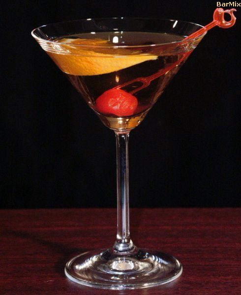 Cocktail (klar, brandyfarben) mit Kirsche und Orange 2